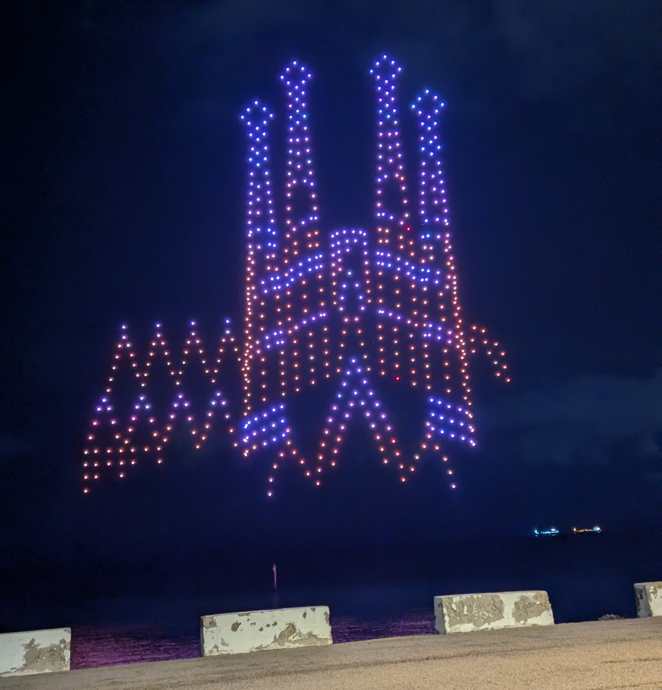 600 drones iluminan el Puerto de Barcelona